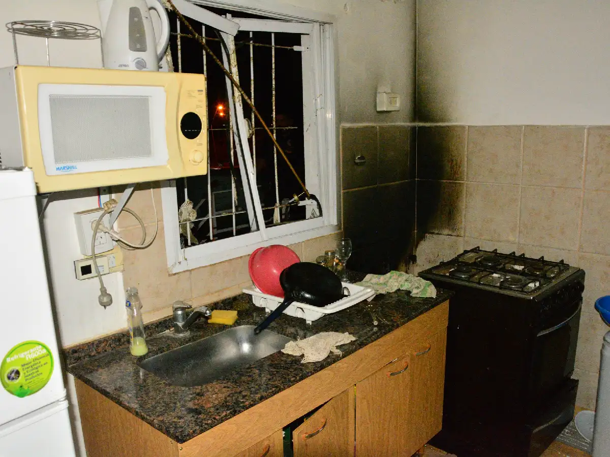 Una persona herida por una explosión en un departamento