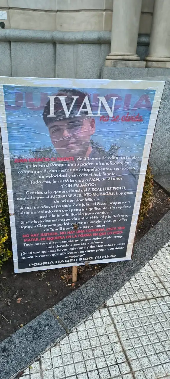 cartel Iván González (2)