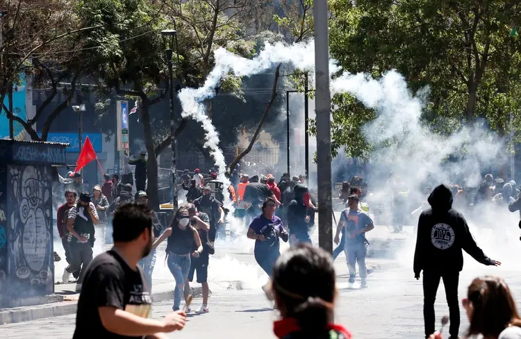 Tercera noche con toque de queda y otra jornada de disturbios en Chile