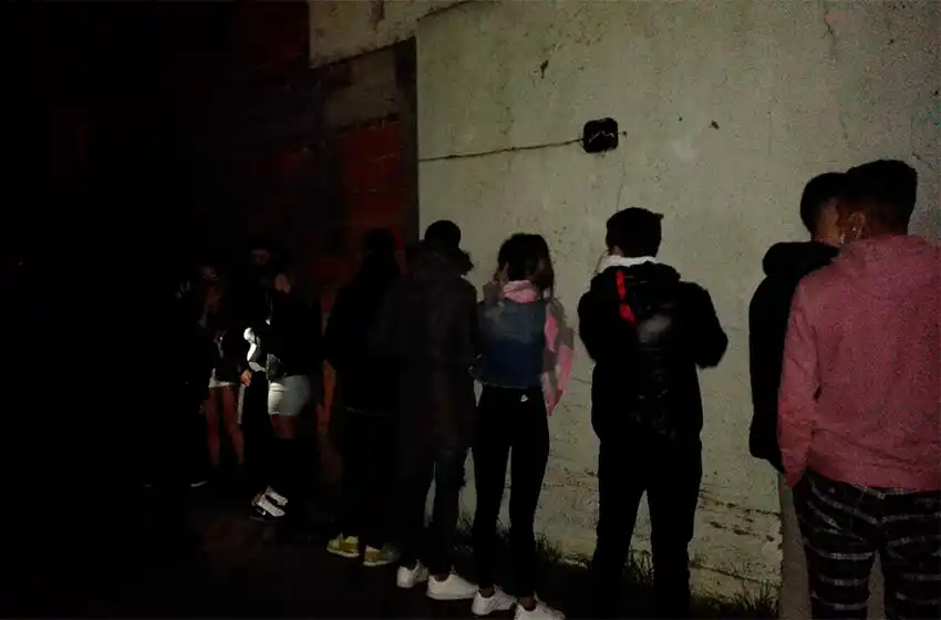 Videos: despidieron la Fase 2 en fiestas clandestinas