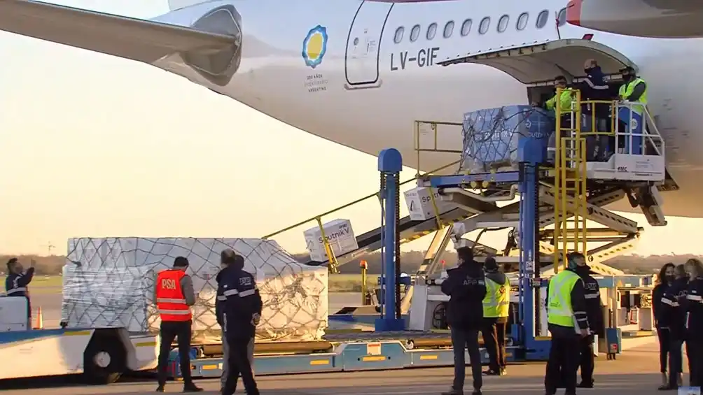 Llegó al país el reactivo para fabricar vacunas Sputnik V y se sumaron otras 480 mil dosis