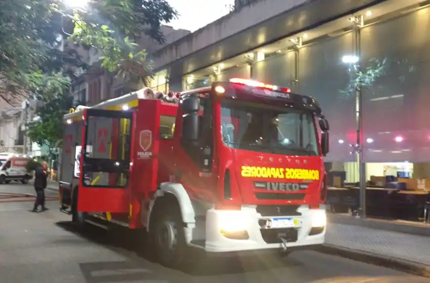 Un voraz incendio destruyó un departamento en un edificio céntrico