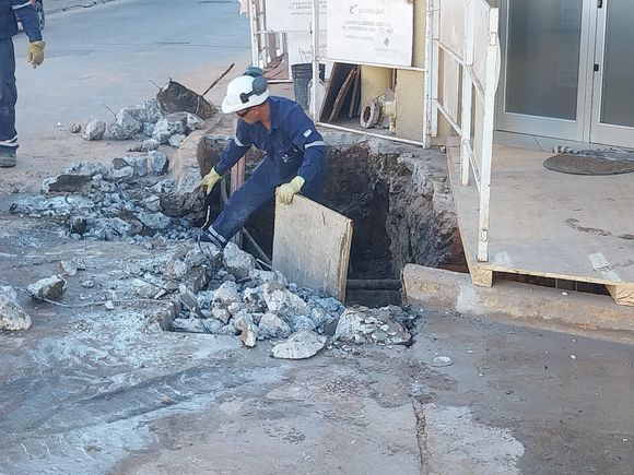 Cambian caños de gas en 25 de Mayo y Ayacucho, tras detectar pérdida