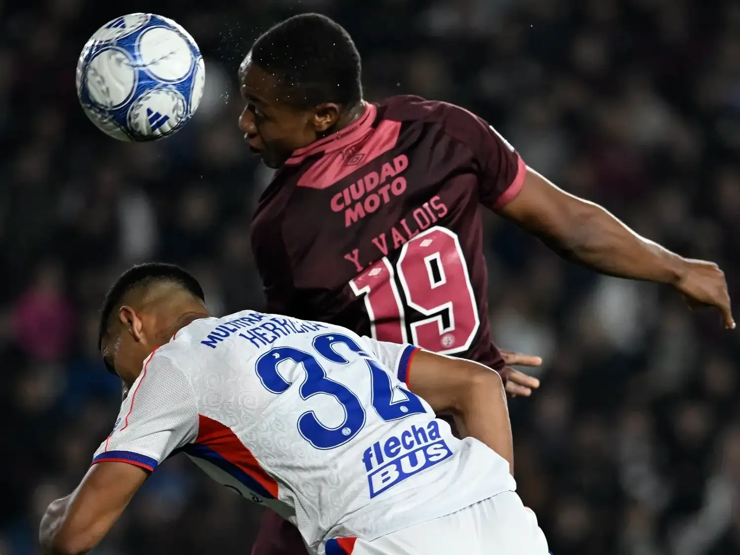 Valois marcó la diferencia para Lanús.