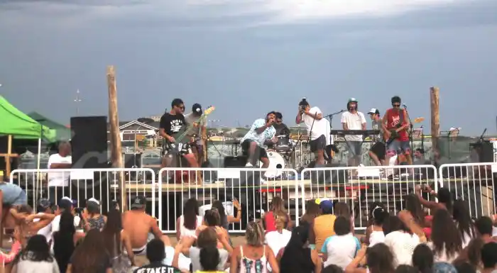 Bandas musicales en la arena