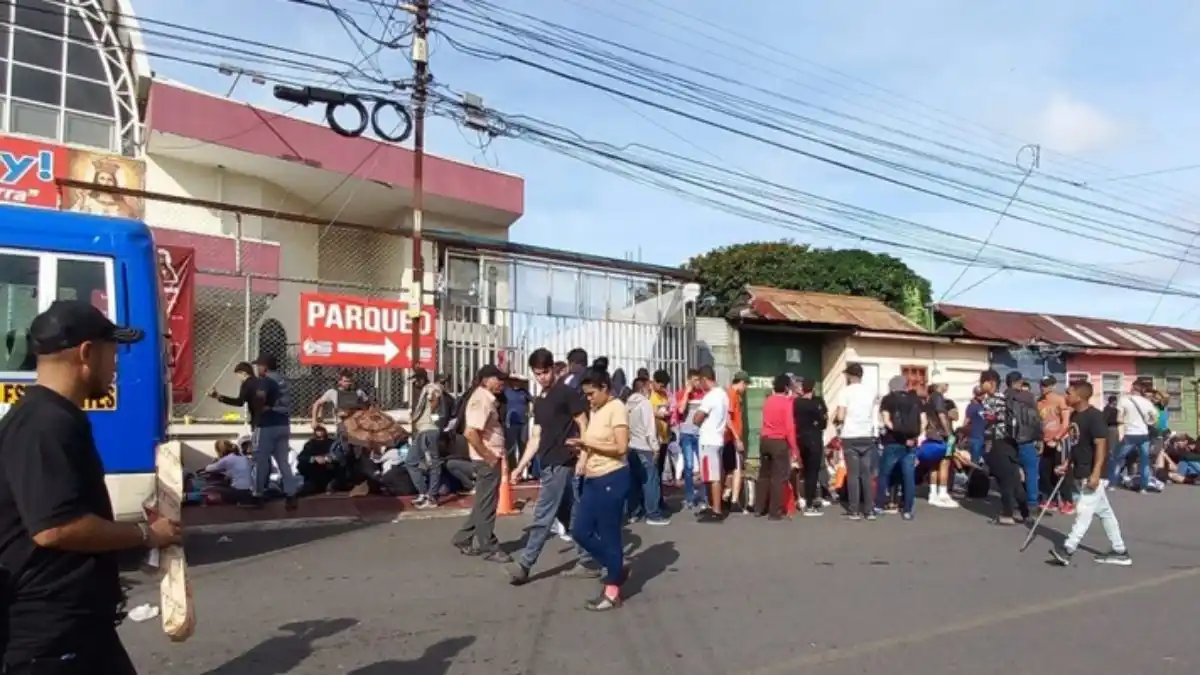 PERNOCTAN EN LAS CALLES: venezolanos varados en Costa Rica se debaten entre volver o seguir a otros países