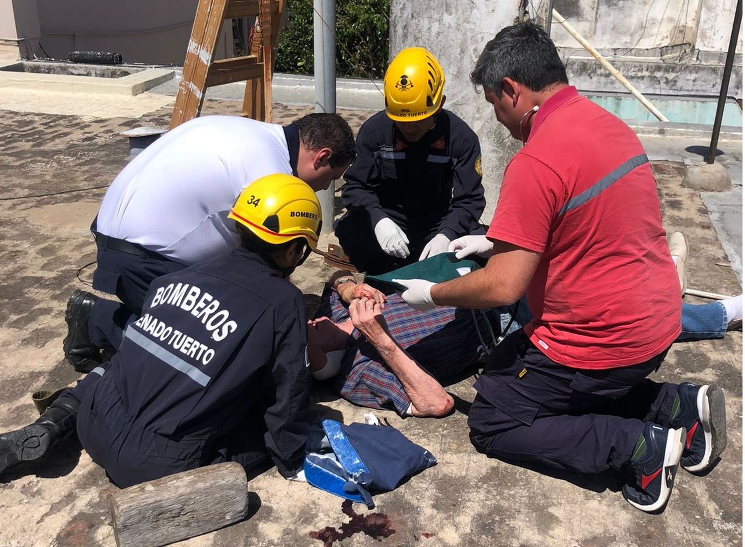 El paciente sufrió lesiones, debiendo ser hospitalizado.