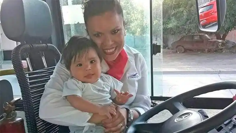 Una chofer de colectivo le salvó la vida a un bebé