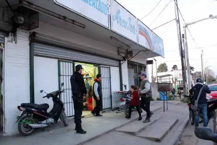 Robó la caja registradora pero en la huida se descartó de ella