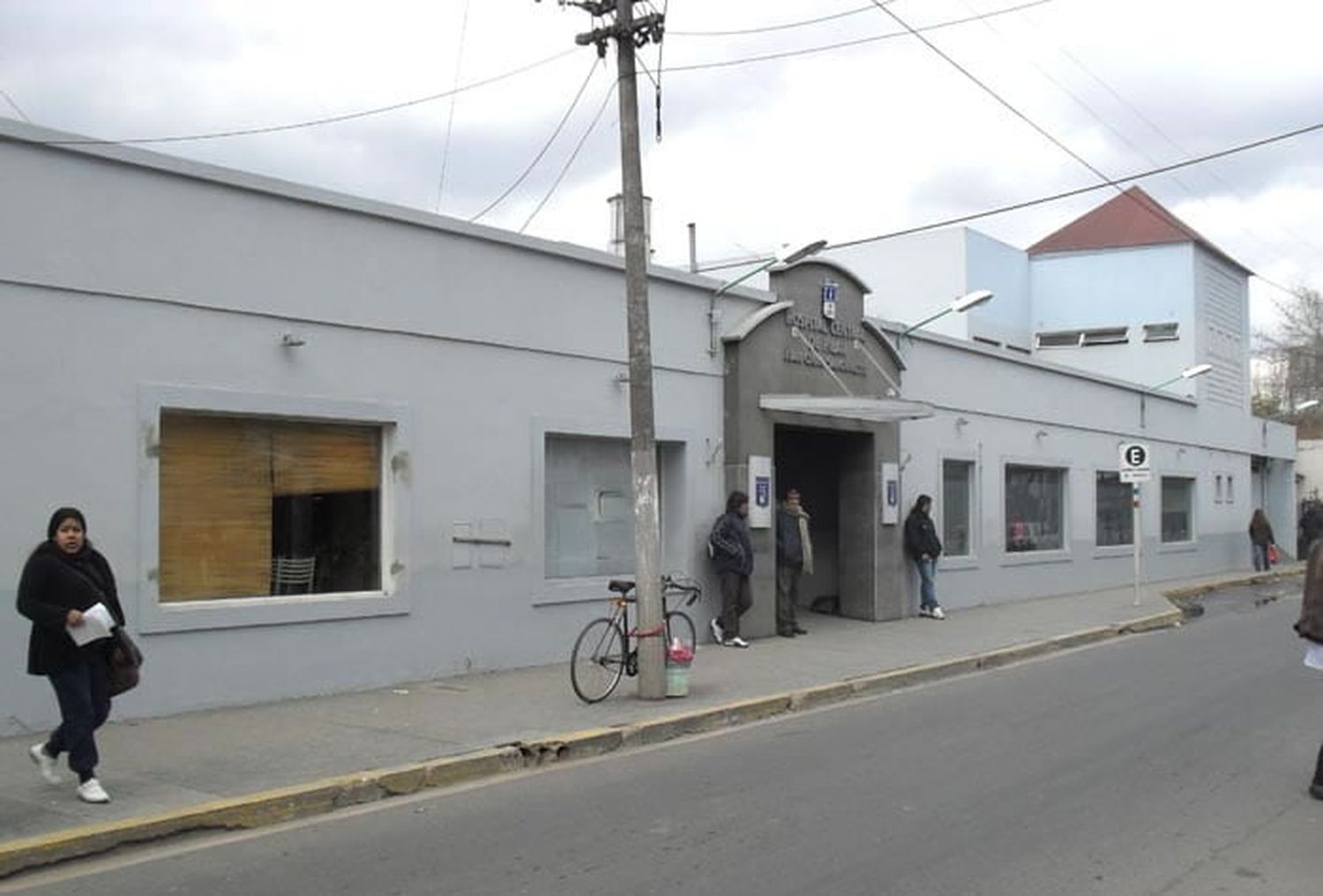 Iba a trabajar al Hospital de Pilar, la golpearon para robarle la bicicleta y terminó internada