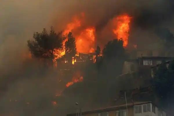 Más de un centenar de casas fueron arrasadas por un incendio en Valparaíso