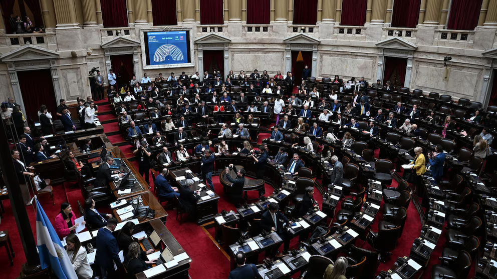 La oposición aprobó la ley que restringe el uso de los DNU