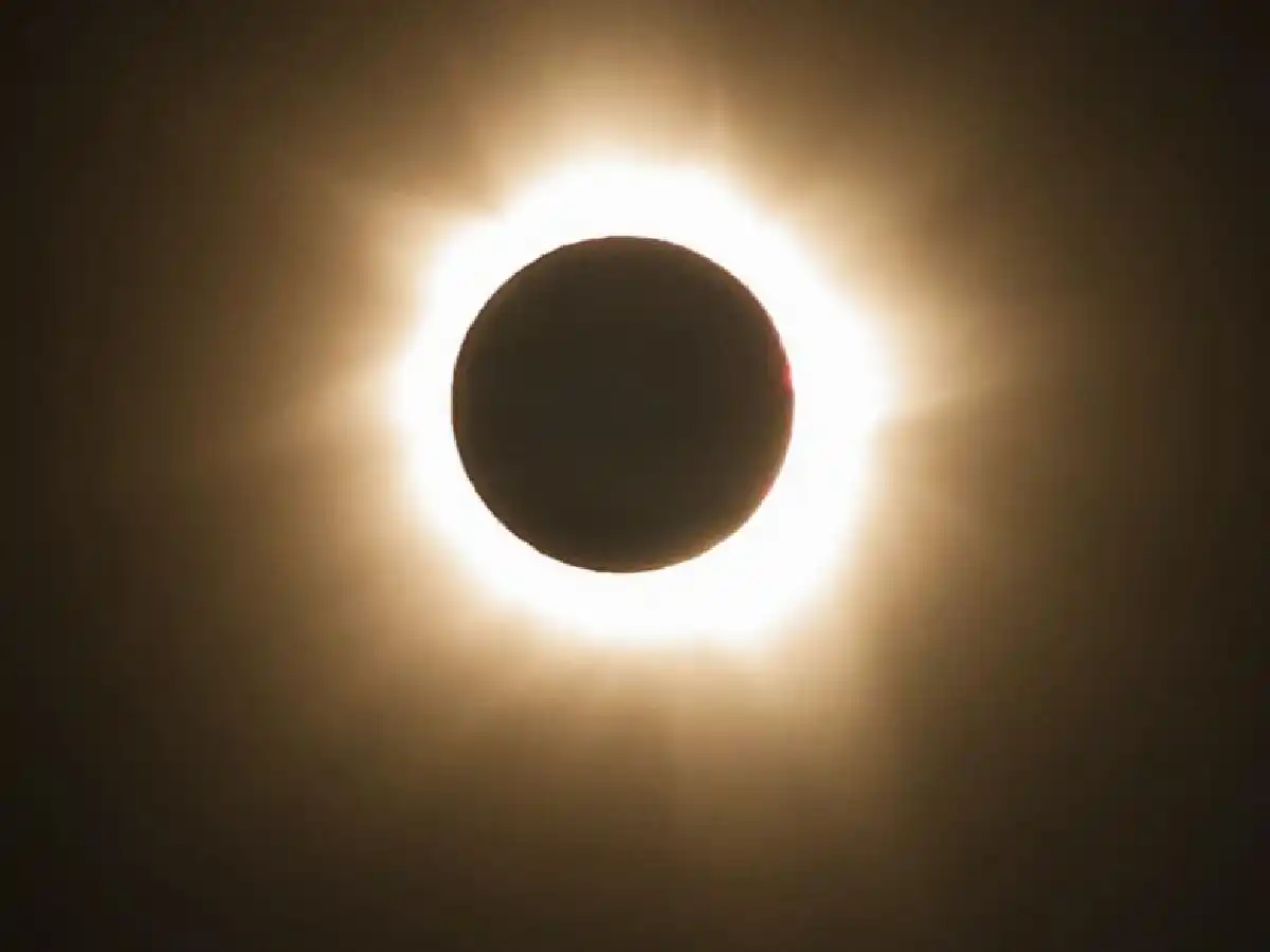 Cuatro personas asistidas por ver el eclipse sin protección