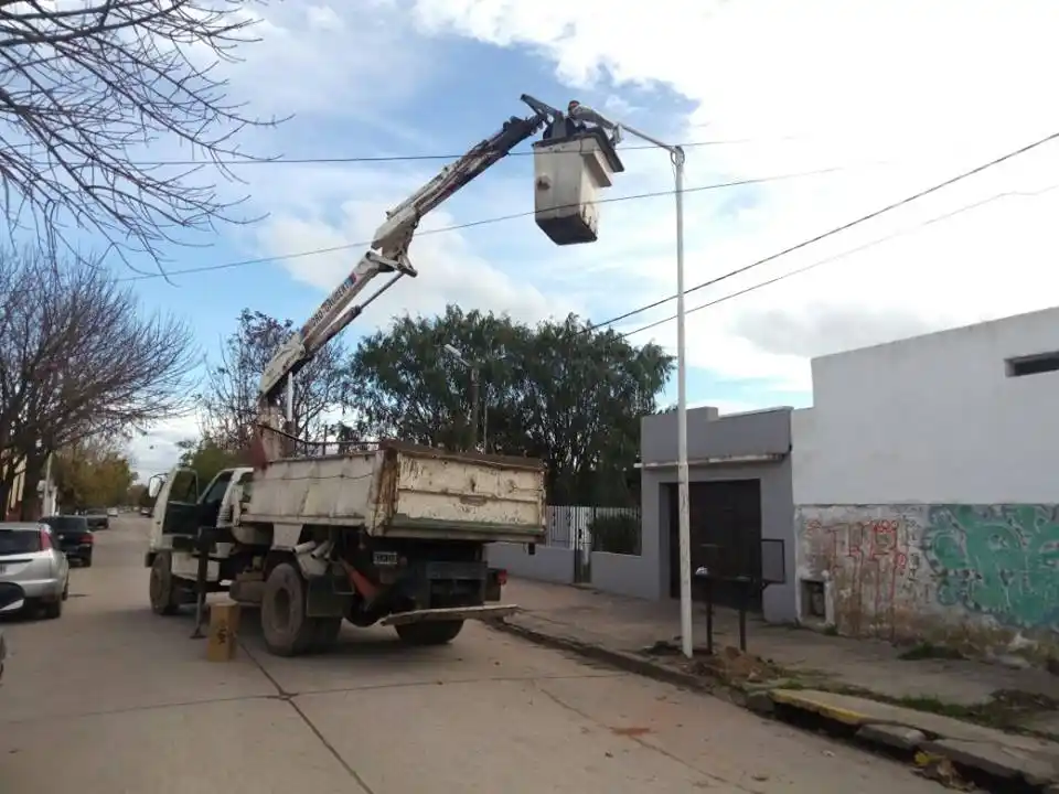 Amplían servicio de alumbrado público en calles de Lobería