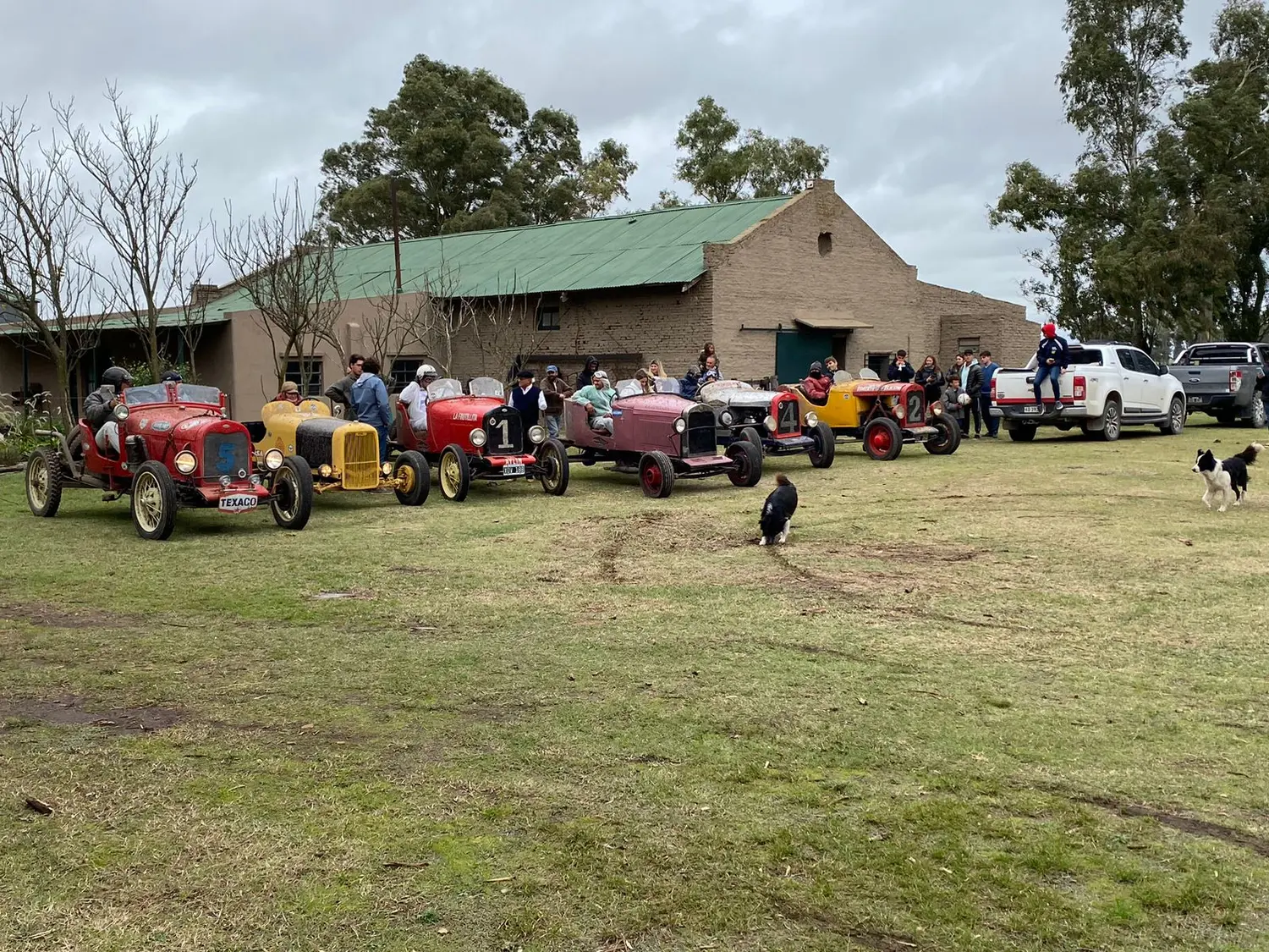Se realizó el 3º encuentro de Baquets y Autos de Época
