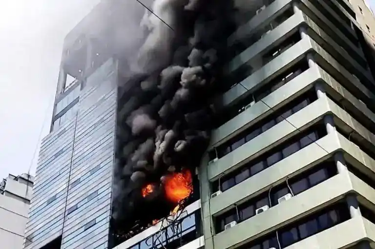 La causa del siniestro sería una falla eléctrica que derivó en una fuerte explosión.