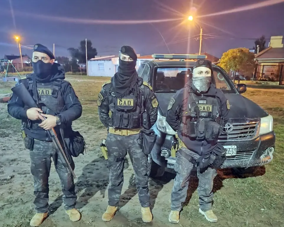 Agentes. Policiales de Necochea colaboran en la emergencia que atraviesa la comunidad de Bahía Blanca