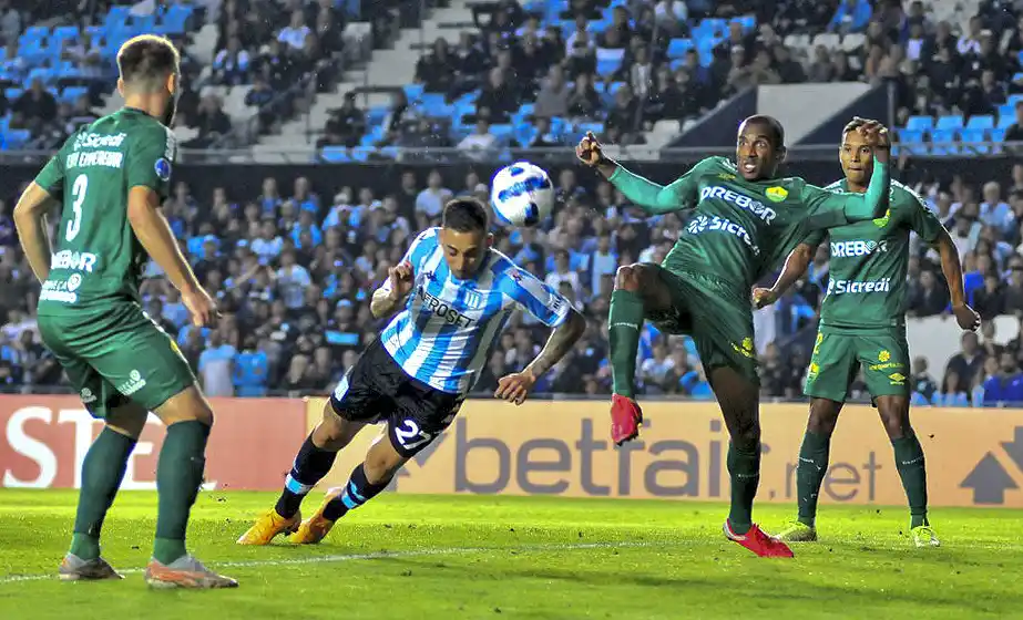 Correa, en el cabezazo del primer gol.