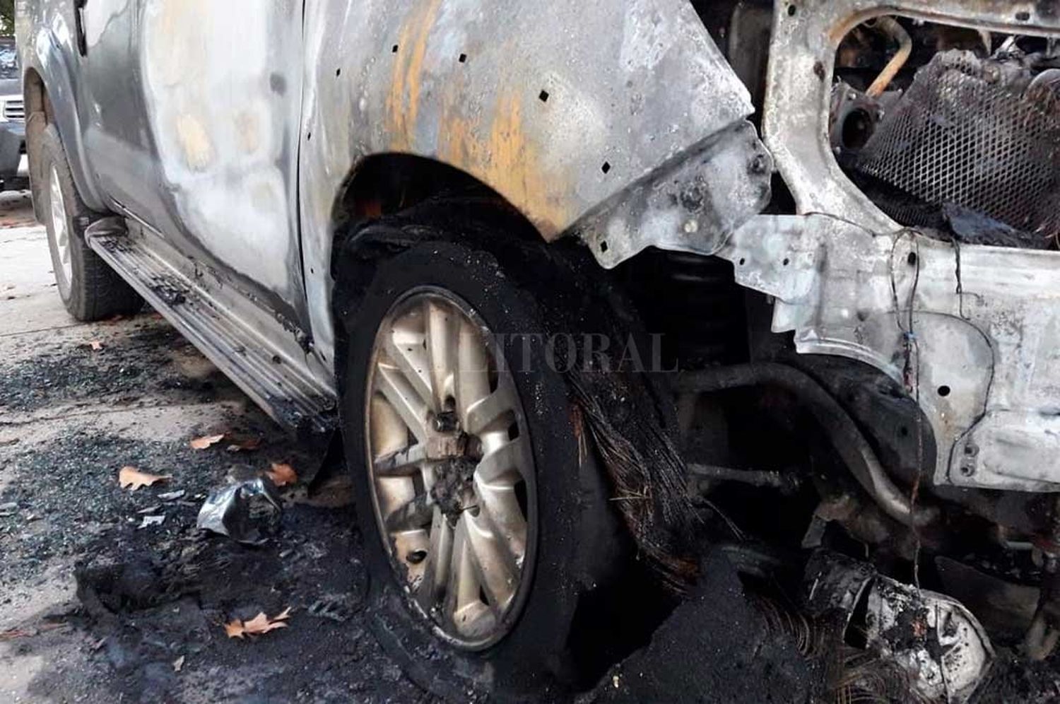 Una camioneta fue incendiada en barrio Guadalupe