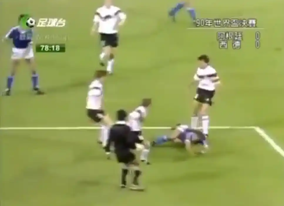 Italia 90: un jugador de la Selección mostró un video para reclamar un penal ignorado