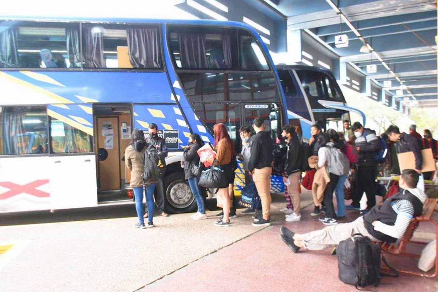 Por la gran demanda, la Dirección de Transporte 
reforzó el servicio de colectivos a Laguna Blanca