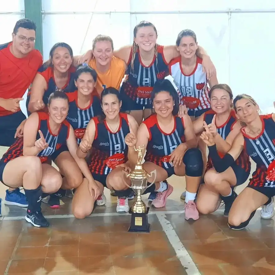 Este es el equipo de maxivoley femenino de Gualeguay Central que se adjudicó el torneo Clausura de la Liga de Centro Sur.