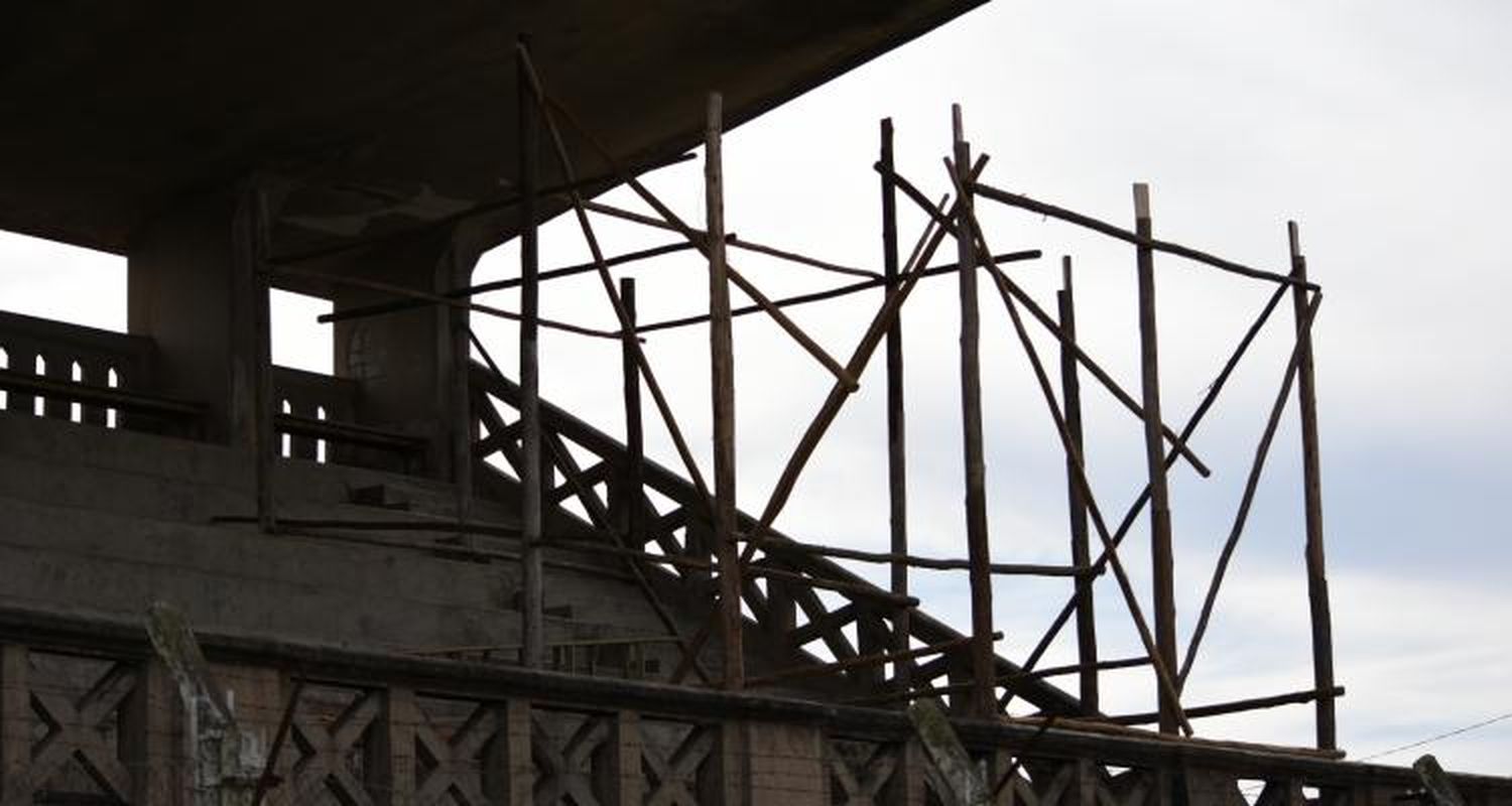 Se reanudó la reparación de la tribuna techada de la cancha de fútbol del Estadio Municipal