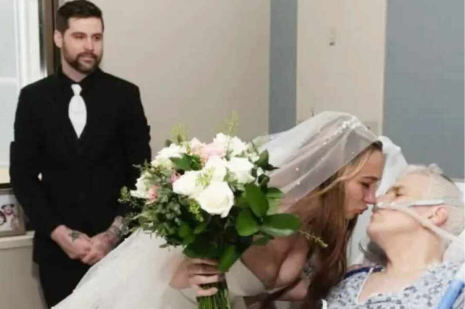 Elisabeth Linde y su padre postrado en cama en el Memorial Sloan Kettering Cancer Center de Manhattan.