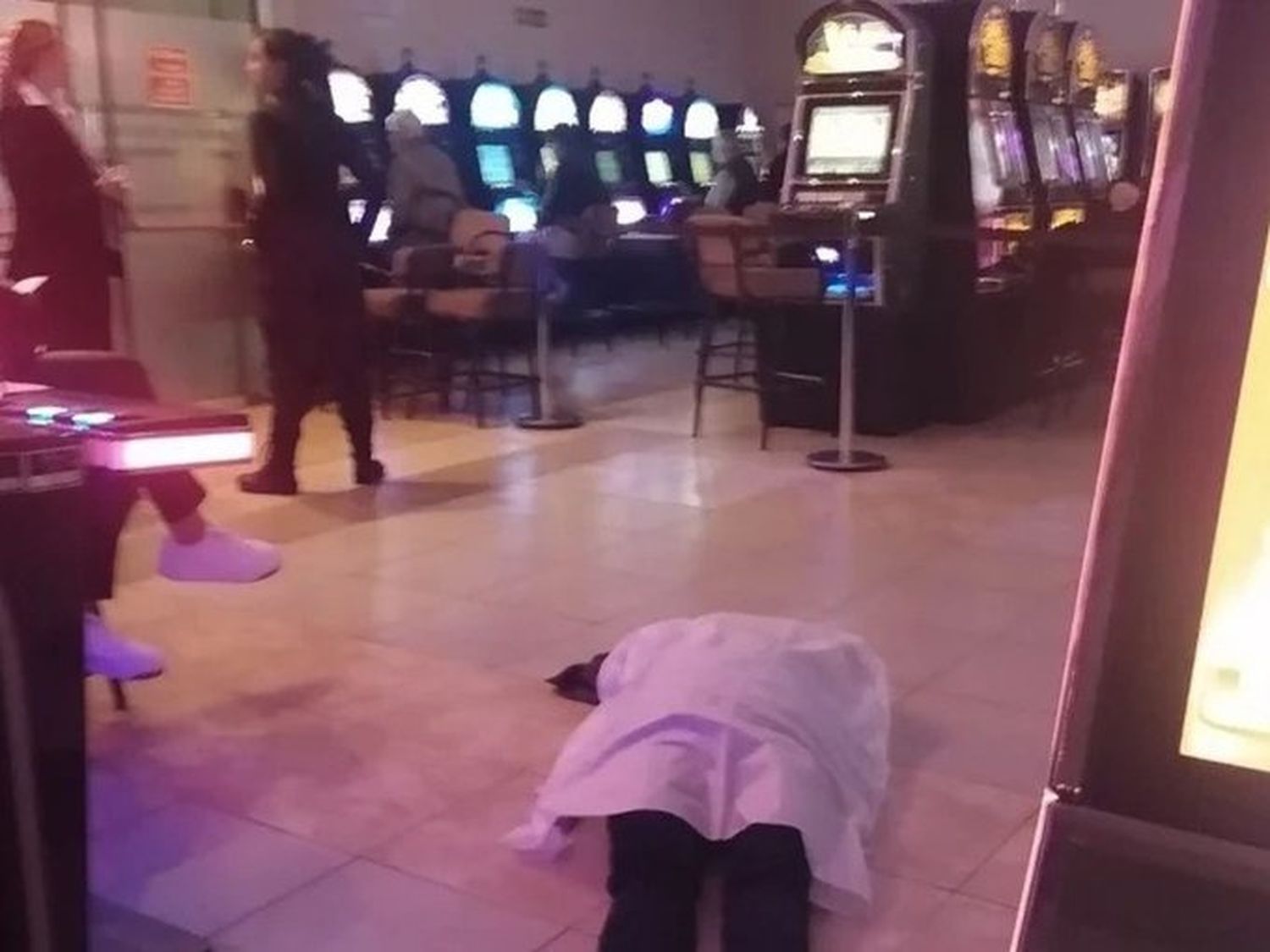 Una mujer murió en un bingo y los apostadores continuaron jugando