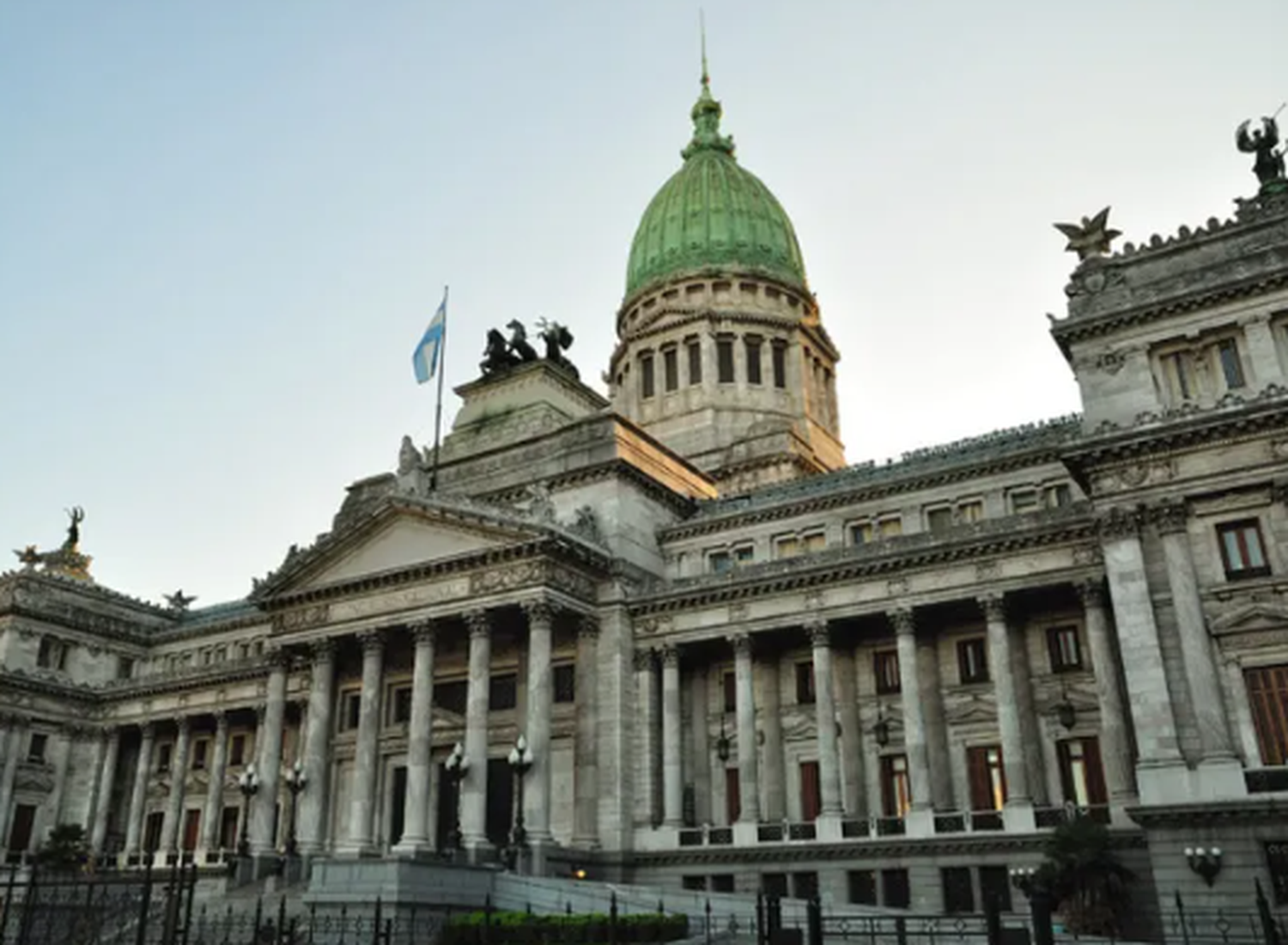 Diputados recibirían aumento de 80% en tres cuotas