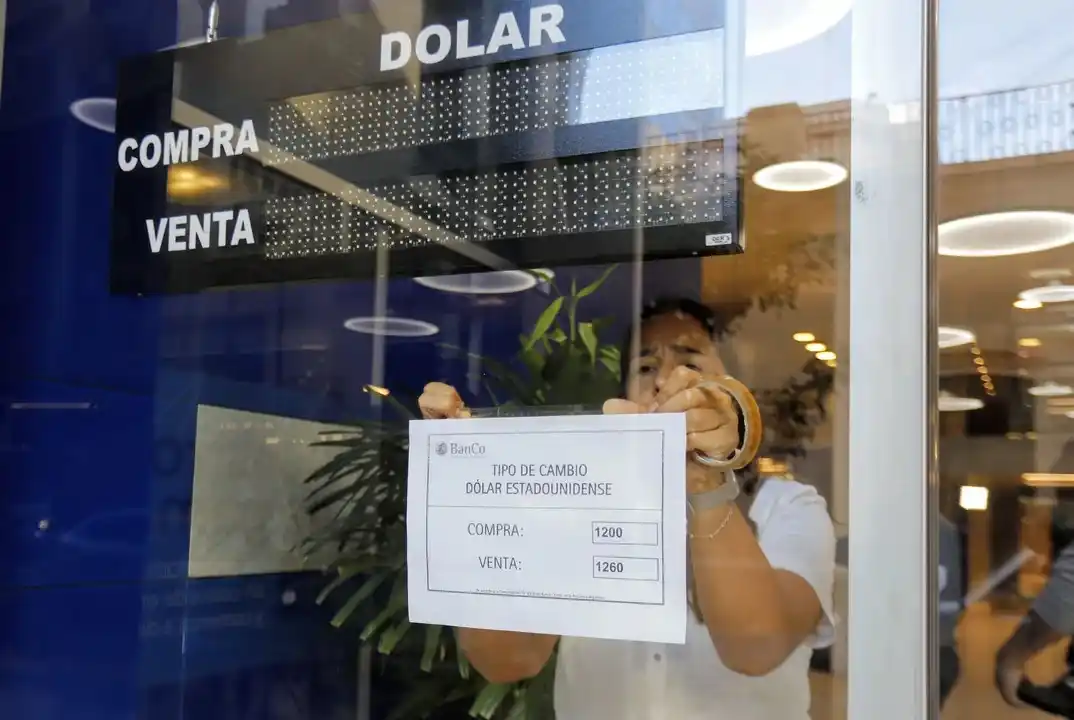 En la primera sesión tras los anuncios, el dólar oficial saltó 14% en comparación con la cotización del viernes.