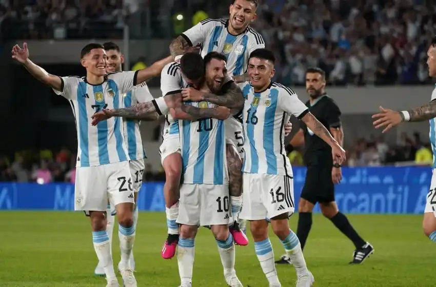 Fiesta en el Monumental: la Selección estrenó la tercera estrella con una victoria