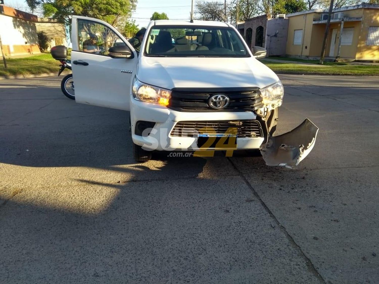 Chocaron una camioneta y una moto en Güemes y Derqui