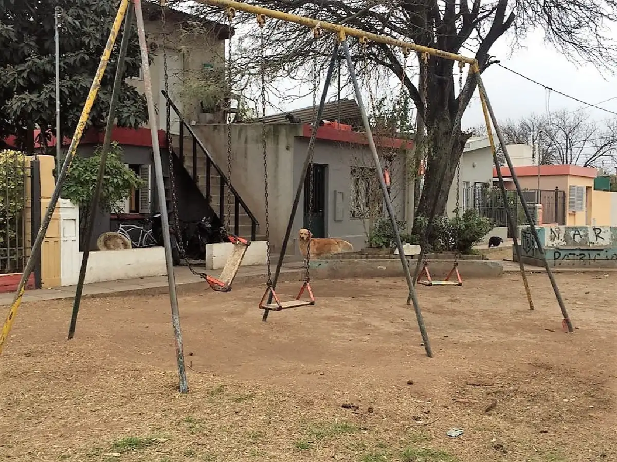 Reclaman limpieza, iluminación y reductores de velocidad en barrio Sáenz Peña 
