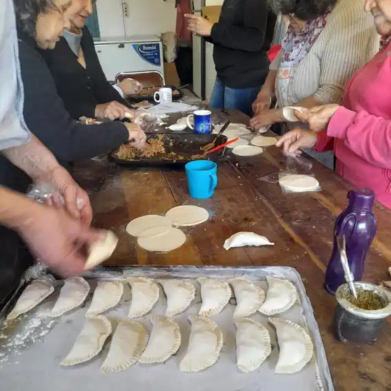 Gran venta de empanadas solidaria organizada por el Grupo Amistad
