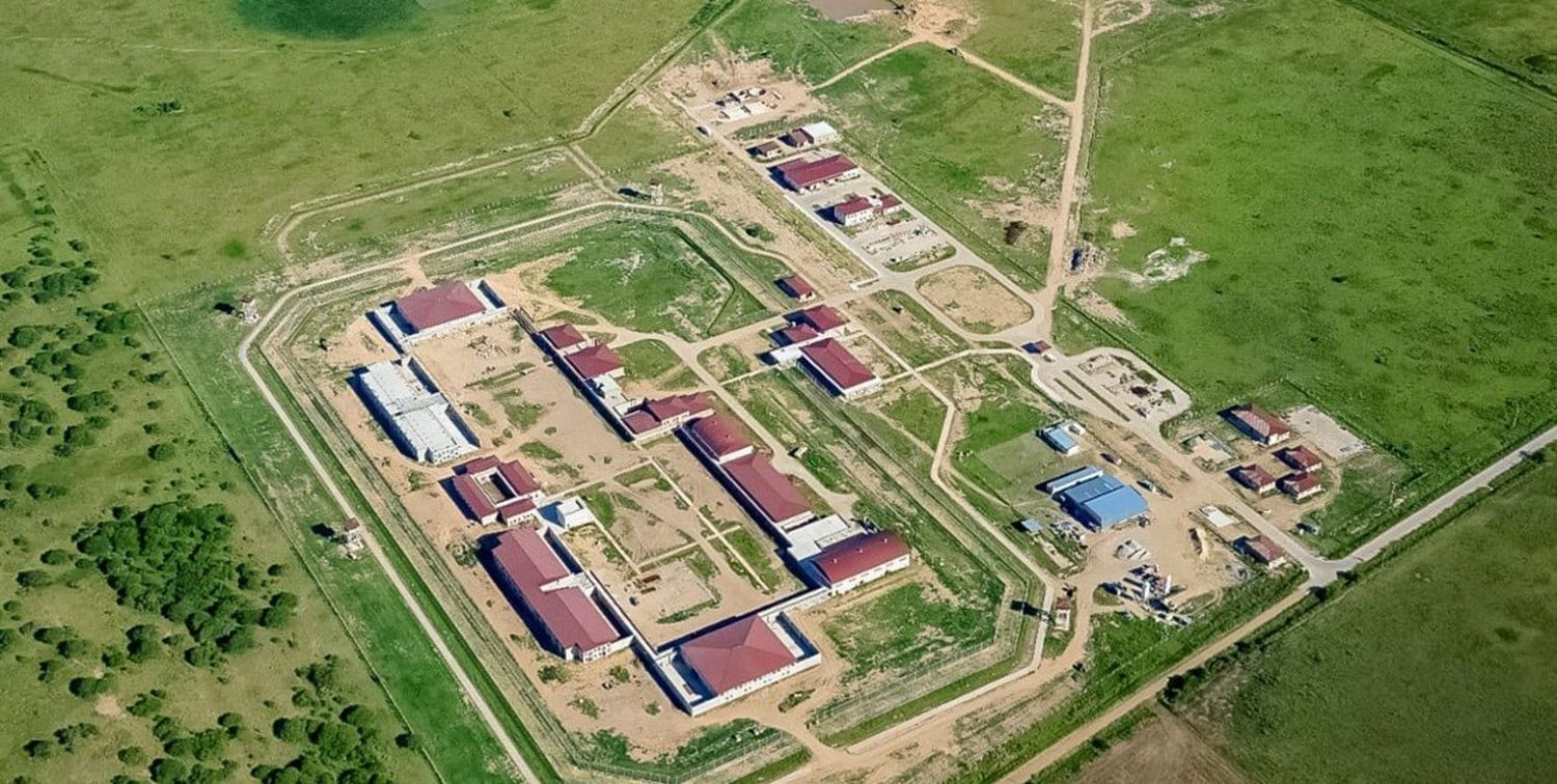 La cárcel se construye con fondos nacionales, está "casi" terminada; la provincia (que ya sostiene numerosos presos "federales" dentro de su propia estructura) se ofreció a concluirla; desde Nación dicen ahora que la terminarán ellos, pero no se habla de plazos mientras sobrevuela un posible parate de obras por falta de pago. Urge concluirla.