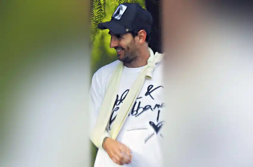 Las primeras imágenes de Lionel Messi con el cabestrillo en su brazo