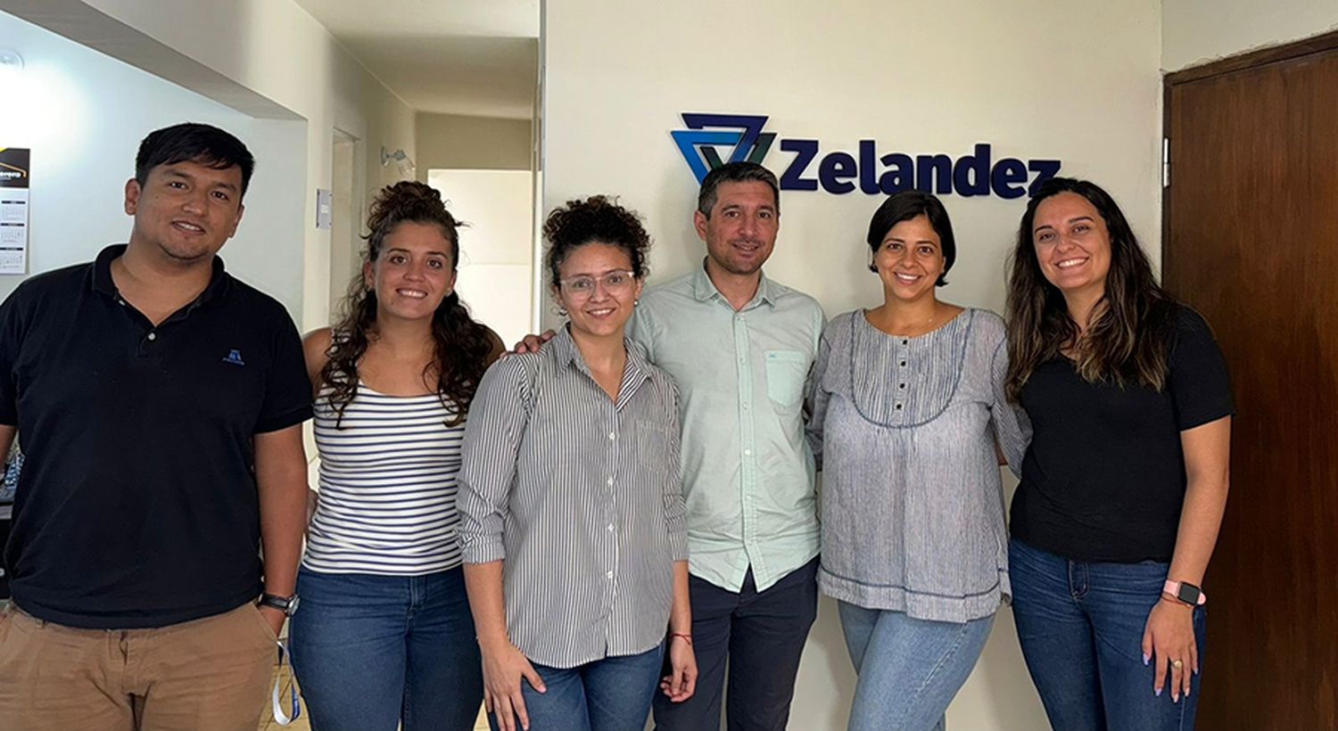 Equipo de trabajo. Fernando Lourenco junto al personal de la empresa