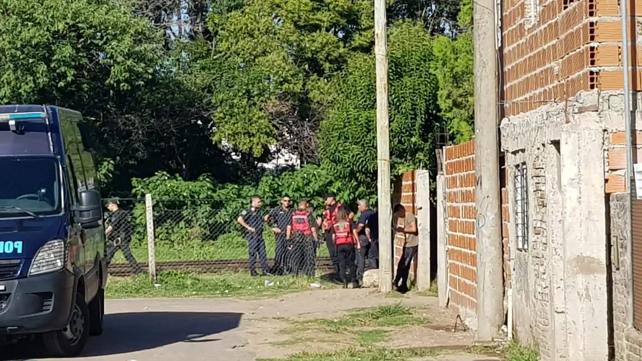 Con perros de la Policía Federal, hubo rastrillaje en la escena del crimen.