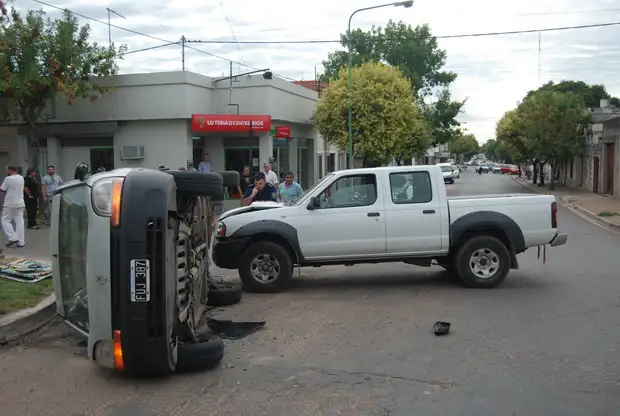 Vuelco y una mujer lesionada en Urquiza y Alsina