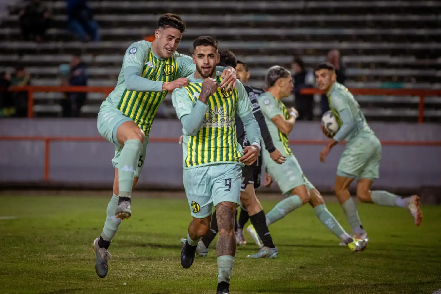 Agustín Colazo celebra el gol de penal ante Chaco For Ever.