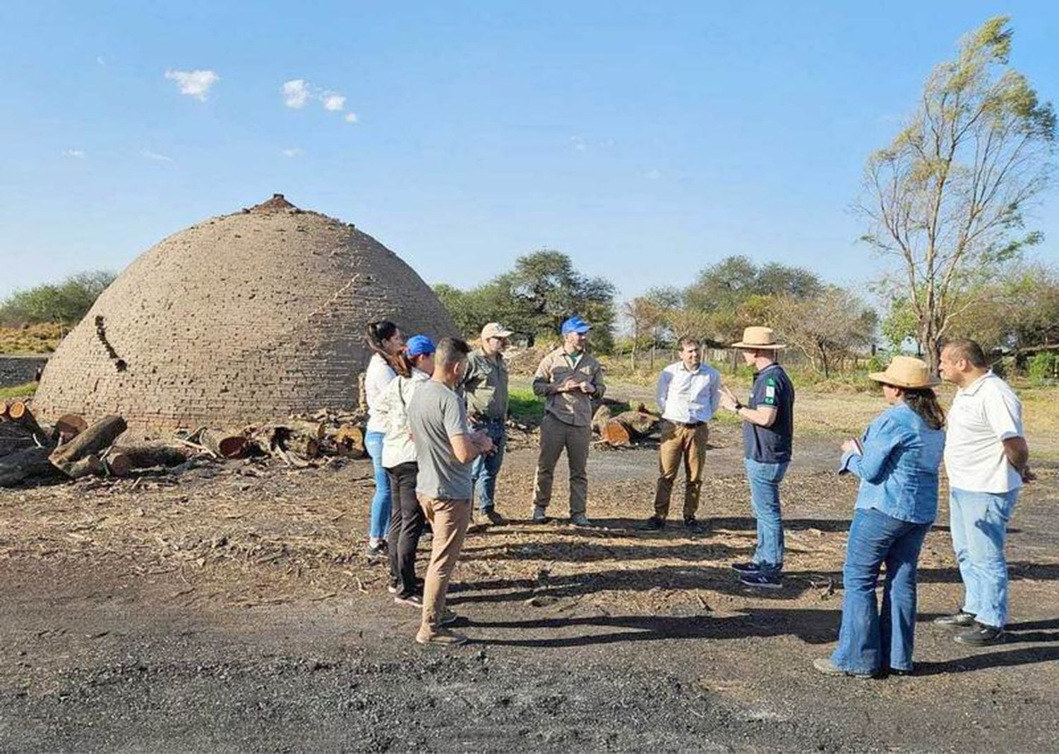 El ministro García visitó a una familia productora 
de bovinos, carbón y leña de Subteniente Perín