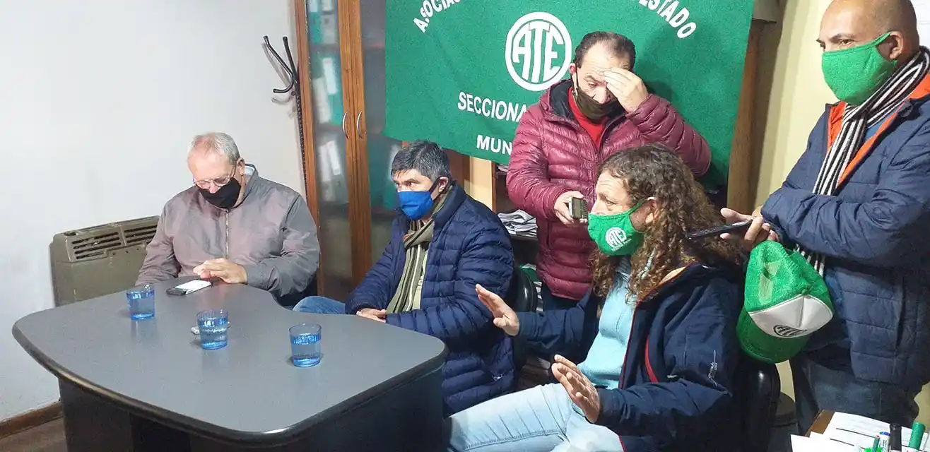 Problemas para Kicillof: Por la inflación, los estatales bonaerenses piden activar la cláusula de revisión salarial