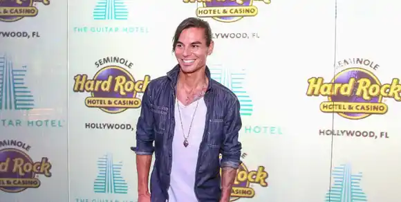 ¡LE CAEN ENCIMA! Esta es la razón por la que llaman machista a Julio Iglesias Jr. (Video)