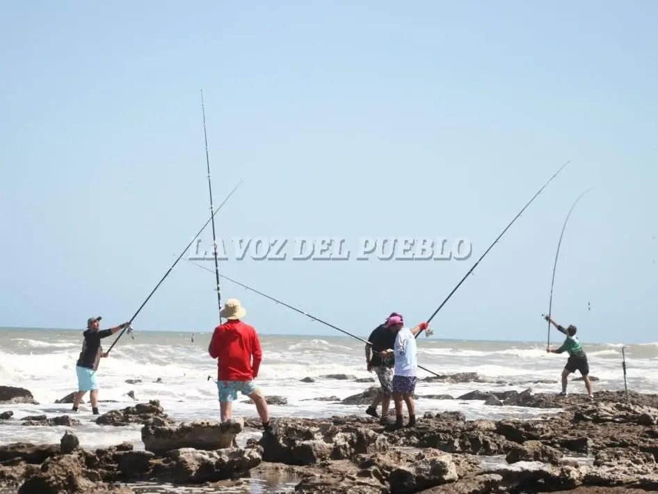 Desde las 15 los pescadores lanzaran con sus cañas hacía el mar en busca de una corvina que les de la gloria