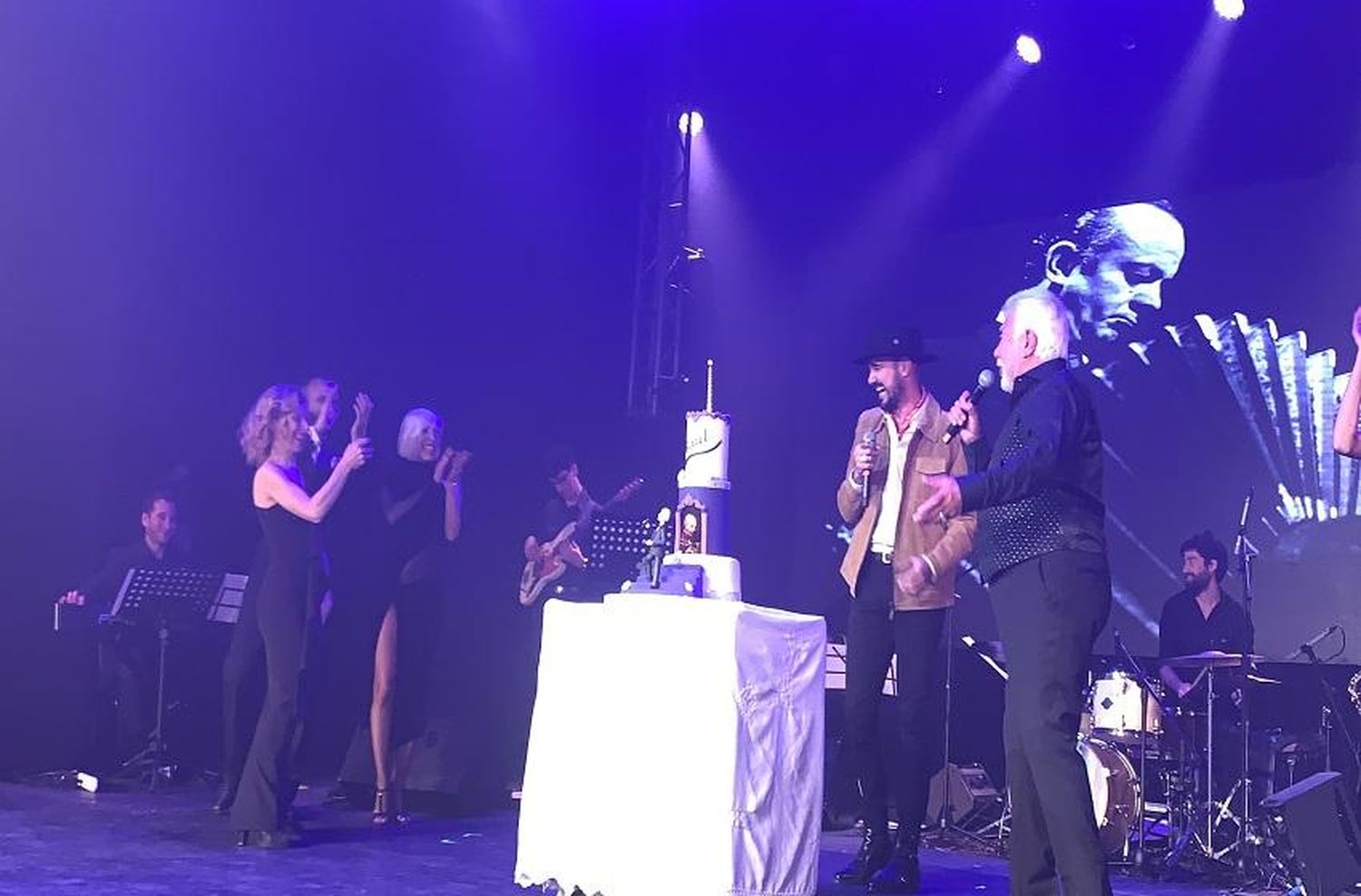 Raúl Lavié festejó sus 84 años con una noche fantástica en el escenario junto a Abel Pintos y Elena Roger