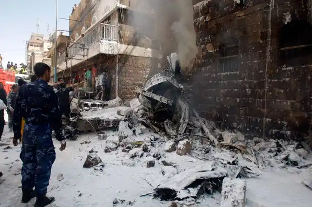 Avión se estrelló contra dos edificios en Yemen. Hay 12 muertos