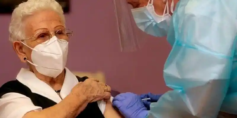 ESPAÑA: una anciana de 96 años, primera vacunada contra el COVID-19