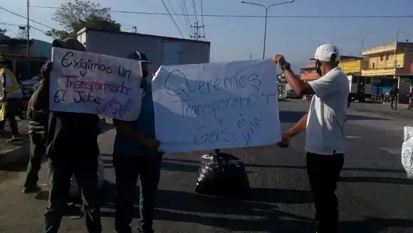 EN LA OSCURIDAD: comunidad de Lara cerró Intercomunal cansados porque llevan dos meses sin electricidad