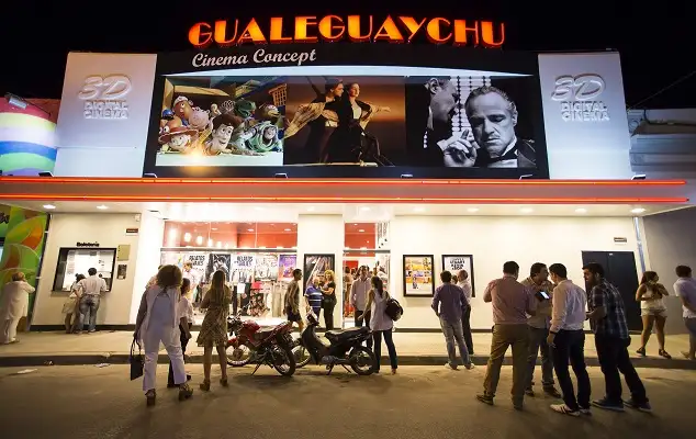 Inauguró la sala de cine con sistemas 2D y 3D